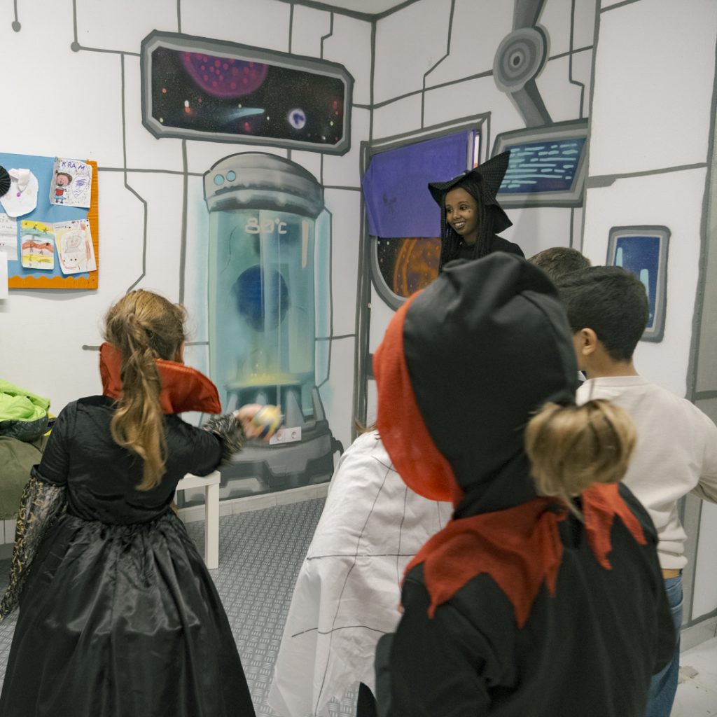 30102023 DSF8056 Scary Halloween!! Welcome English 30102023 DSF8056